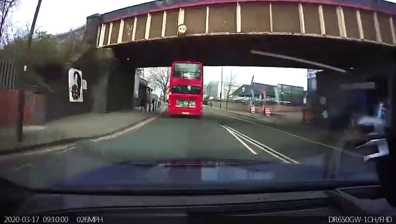 Ce chauffeur d'un bus londonien coupe la route à un autre bus