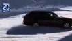 Un fou roule en voiture sur une piste de ski déserte en Suisse