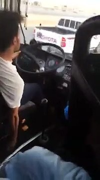 Ce chauffeur de bus n'est pas très rassurant