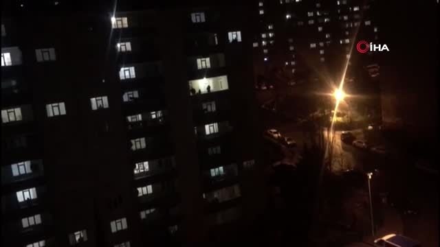 Vatandaşlar balkona ve camlara çıkarak sağlık çalışanlarını alkışladı
