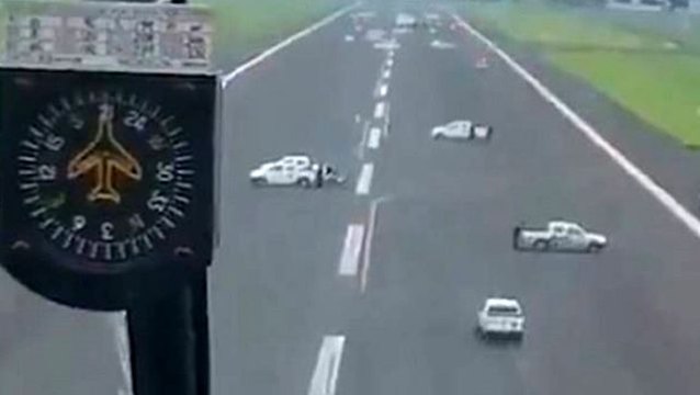 Ekvador'da polis, uçakları engellemek için polis arabaları piste park etti
