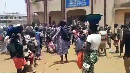 Privés de cours, des élèves s'invitent au siège du SLECG