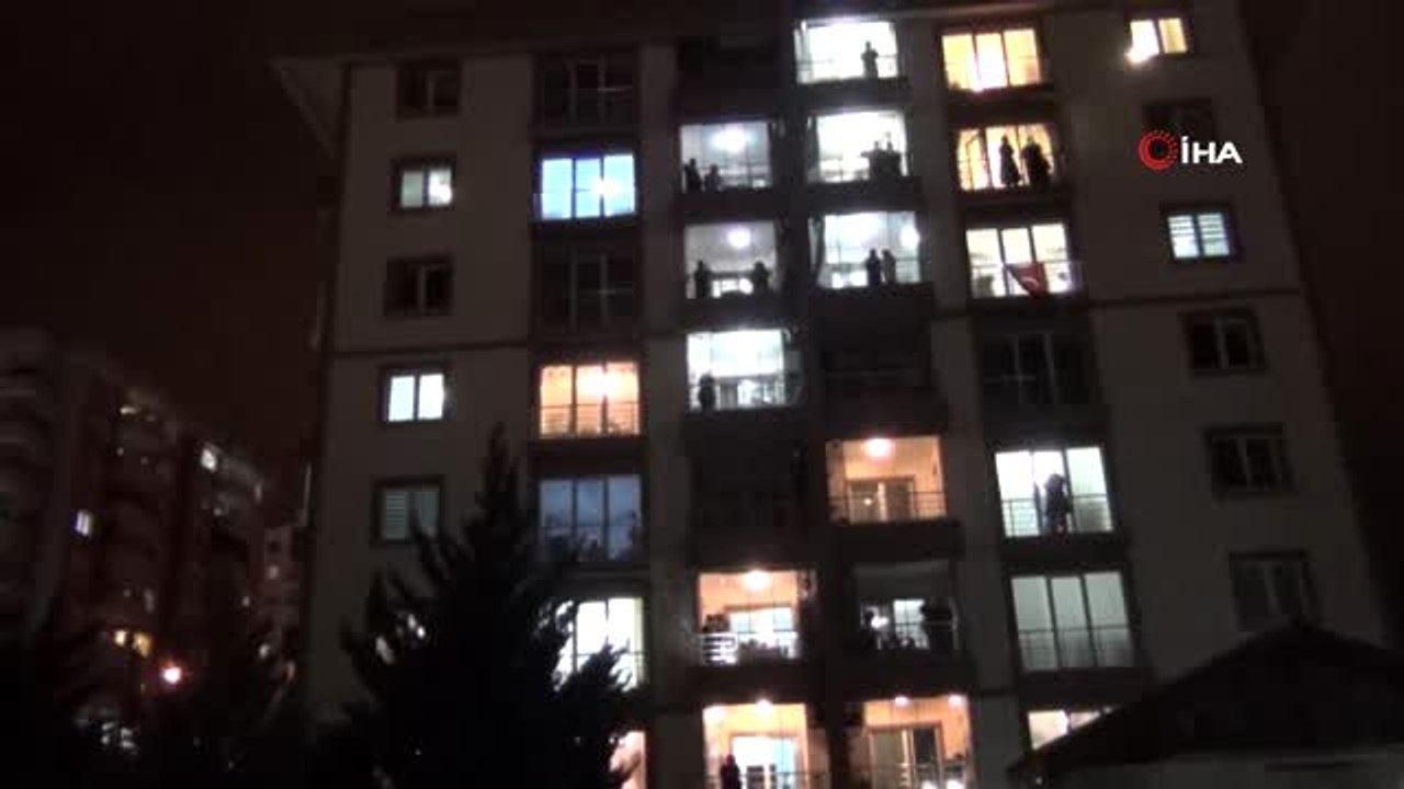 İtfaiyecilerden sağlık çalışanlarına moral alkışı