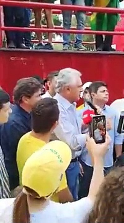 Gobernador de Goiás-Ronaldo Caiado enfrenta a manifestantes porcausa del coronavirus