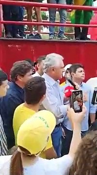 Gobernador de Goiás-Ronaldo Caiado enfrenta a manifestantes porcausa del coronavirus