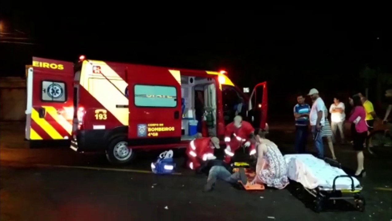 Forte colisão frontal entre carro e moto deixa homem ferido na Rua Jacarezinho