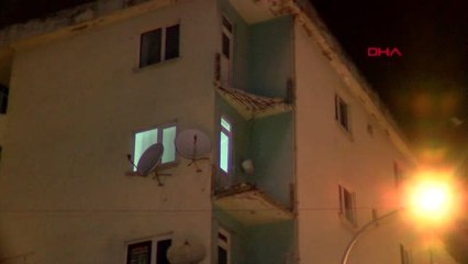 Pendik'te 4 katlı binanın balkonları çöktü