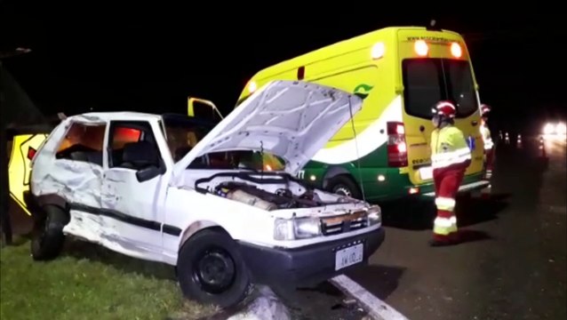 Caminhão e Fiat Uno colidem na BR-277, no Trevo Cataratas