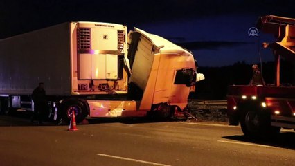 İzmir'de tır işaret levhasına çarptı: 1 ölü, 1 yaralı