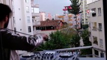 - Adanalı kemancı evinden çıkmayan komşularına balkondan konser verdi- Keman sanatçısı Uğur Yıldırım balkonundan komşularına Çanakkale Türküsü'nü çaldı