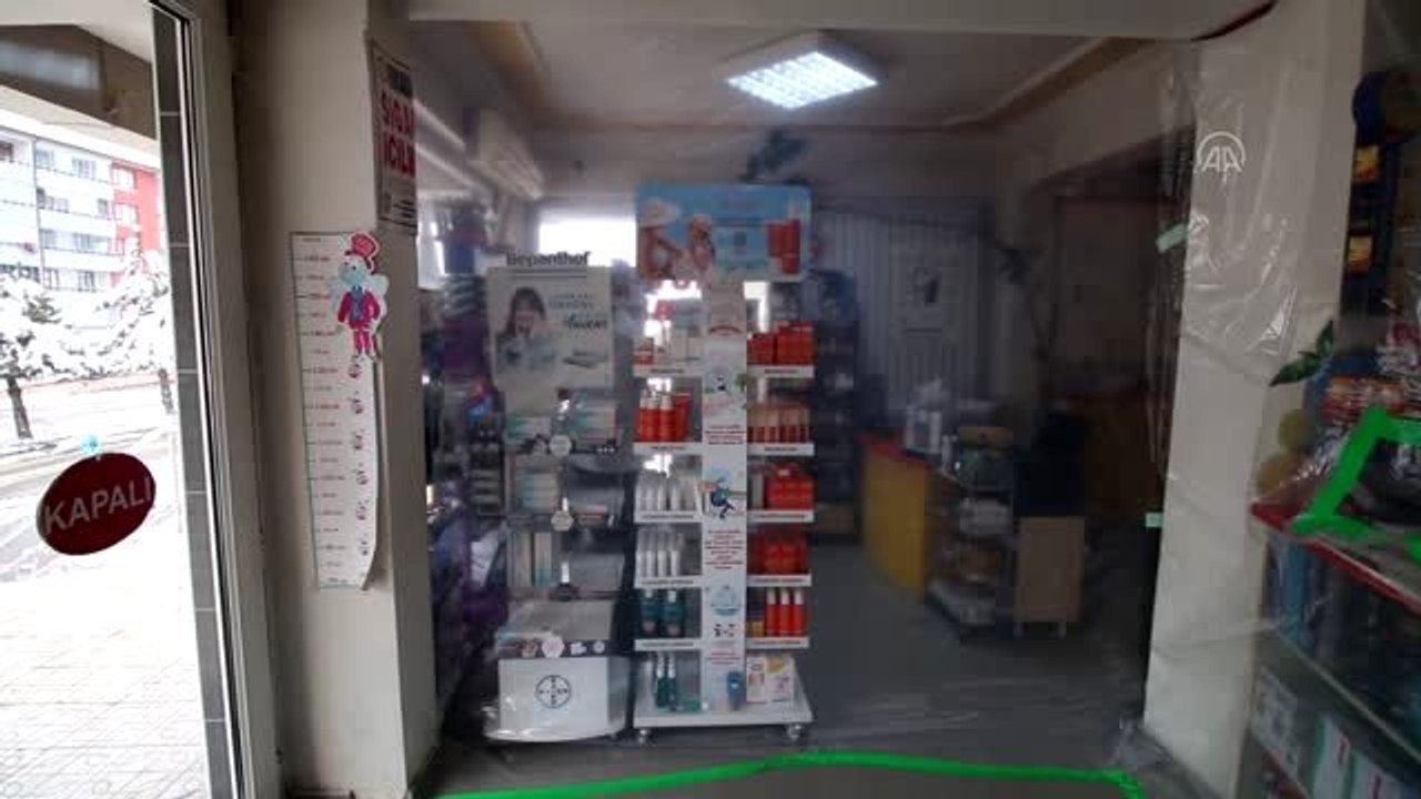 Eczacıdan koronavirüse şeffaf brandalı önlem