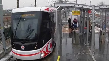Dalgınlık ve kural ihlali az daha canlarına mal oluyordu...Tramvay kazaları kamerada