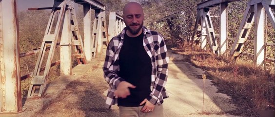 Komis X - Τι Κάνουμε Εδώ (Official Music Video)