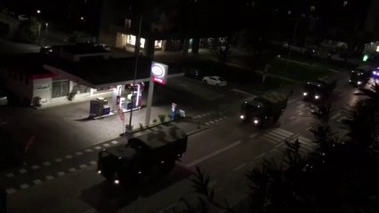 Bergame: face aux morgues saturées, les camions de l'armée se chargent de transporter les corps des victimes du Covid-19