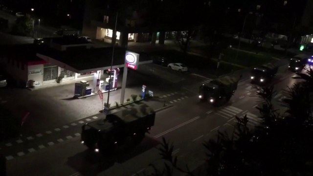 Bergame: face aux morgues saturées, les camions de l'armée se chargent de transporter les corps des victimes du Covid-19