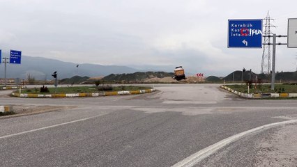 Freni patlayan tır yoldan çıktı: 1 yaralı