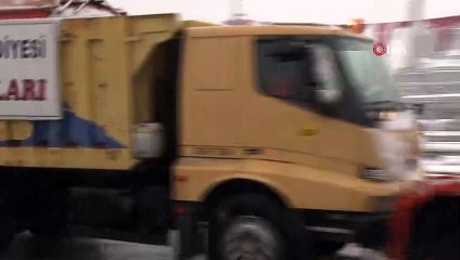Şehir beyaza büründü, ekipler yolları açmak için çalıştı