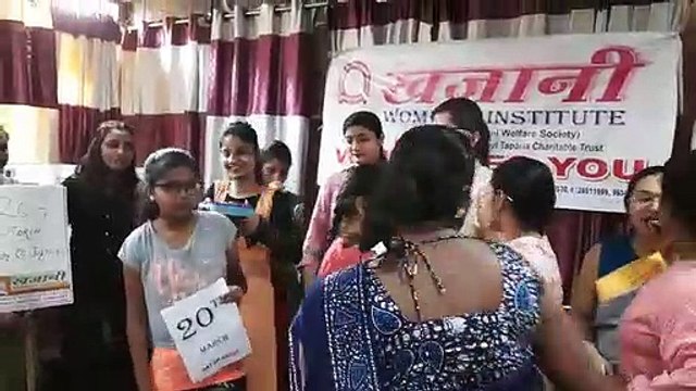 मथुरा: निर्भया कांड के गुनहगारों को फांसी होने की खुशी में बांटी मिठाई