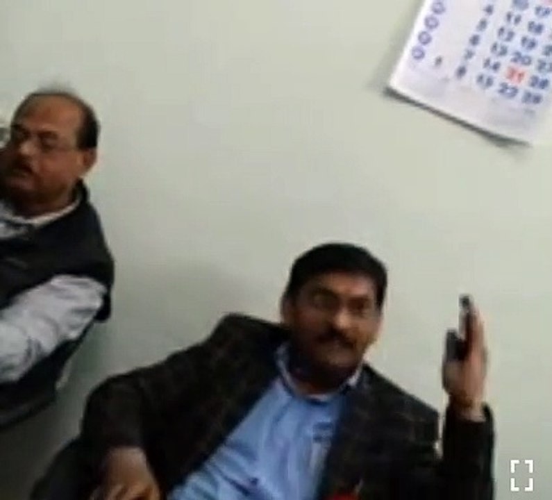 हरदोई: भ्रष्टाचार आरोपी का सोशल मीडिया पर वायरल हुआ वीडियों, देखिए वीडियों