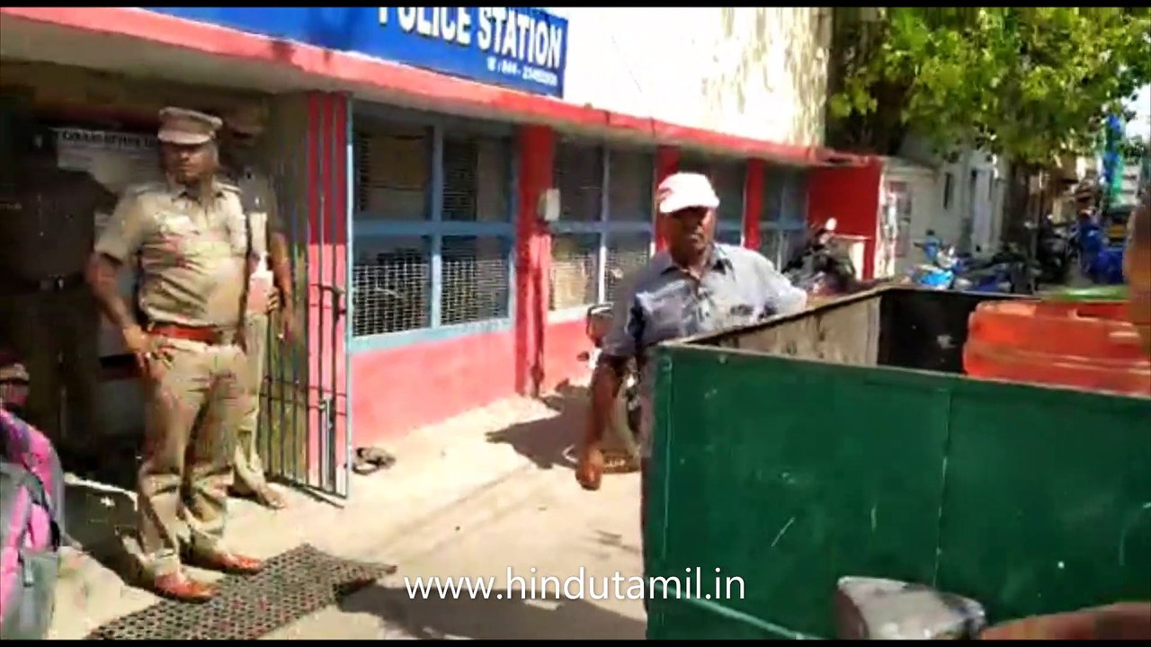 கரோனா விழிப்புணர்வு சென்னை ஐஸ் அவுஸ் காவல் நிலையத்தில் துப்பரவு தொழிலாளர்கள், இளநீர் வியாபாரி மற்றும் போலீசாருக்கு விழிப்புணர்வினை ராயப்பேட்டை உதவி ஆணையர் பாஸ்கரன் தொடங்கி வைத்தார்