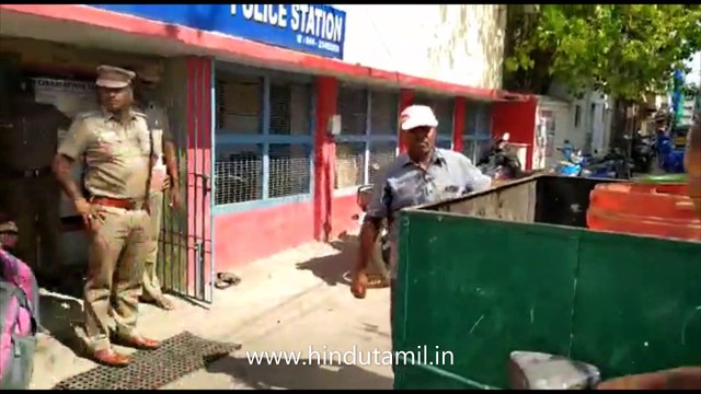 கரோனா விழிப்புணர்வு சென்னை ஐஸ் அவுஸ் காவல் நிலையத்தில் துப்பரவு தொழிலாளர்கள், இளநீர் வியாபாரி மற்றும் போலீசாருக்கு விழிப்புணர்வினை ராயப்பேட்டை உதவி ஆணையர் பாஸ்கரன் தொடங்கி வைத்தார்