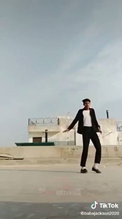 Smoothest Airwalker Dance Ever _ Hrithik Roshan Amitabh Bachchan IMPRESSEd