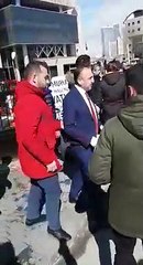 Koronavirüs önlemleri yetersiz bulan muhasebeciler kendilerini bakanlığa zincirledi