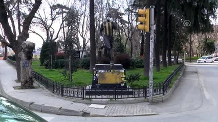 Fenerbahçeliler, Kovid-19'a Alex heykeline maske ve eldiven takarak dikkati çekti