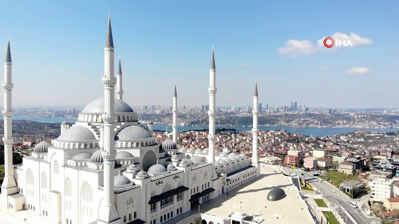 Korona virüs tedbiri çerçevesinde Cuma namazı kılınmayan Çamlıca Camii havadan görüntülendi