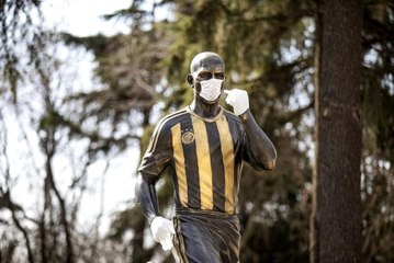 Alex de Souza, farkındalık yaratmak için heykeline eldiven ve maske takan taraftarlara teşekkür etti