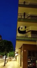 Música y diversión para pasar la cuarentena en la calle Asunción, Sevilla