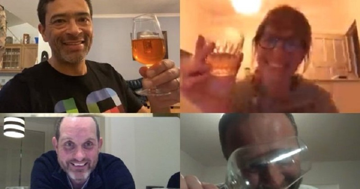 Grâce aux réseaux sociaux, des apéritifs virtuels sont organisés pour garder le lien avec ses amis malgré le confinement