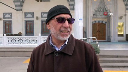 Caminin kapalı olduğunu gören cemaat kapıdan geri döndü