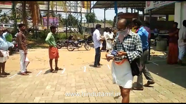 கரோனா விழிப்புணர்வு: ஒருவருக்கொருவர் இடைவெளிவிட்டு நீண்ட வரிசையில் நிற்கும் மது பிரியர்கள்!