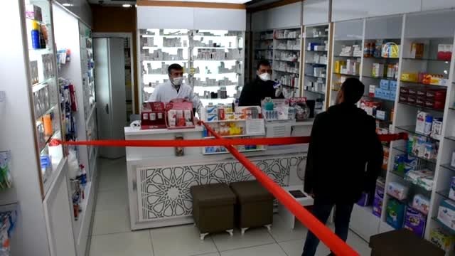 Eczanelerde koronavirüse karşı şeffaf branda önlemi