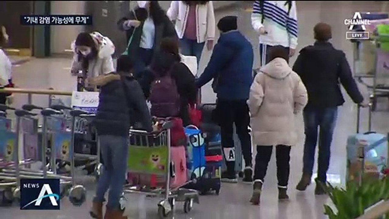 떨어져 앉았는데 승객 3명 확진…“기내 감염 가능성”