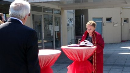 Gelin koronavirüsün etkilediği İtalya'dan geldiği için nikah bina dışında kıyıldı