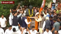 Shivraj Chouhan along with BJP leaders celebrate after Kamal Nath resigns