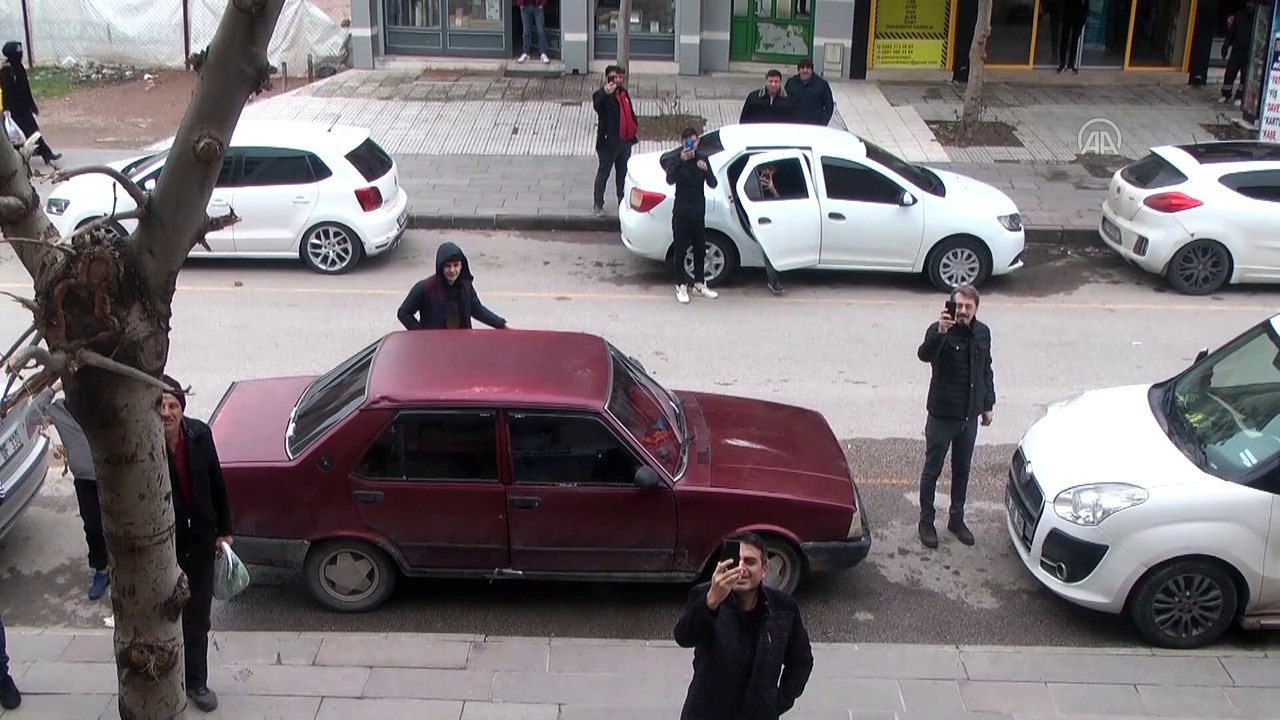 Aksaraylı saz sanatçısı evden çıkmayanlar için balkondan moral konseri veriyor