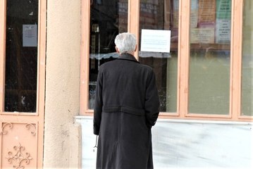 Cuma namazı için camiye giden vatandaşlar kapıda asılı yazıyı görünce geri döndü