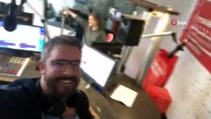 - Avrupa'daki radyo istasyonlarından aynı anda Korona virüse karşı moral şarkısı