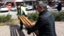 Malatya'da, koronavirüs nedeniyle sokaklardaki banklar kaldırıldı