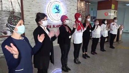 Hastane personelinden işaret diliyle evde kal çağrısı