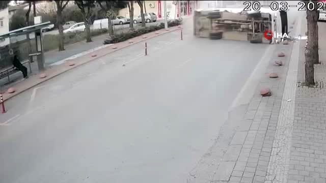 Rahatlığın böylesi... Devrilen midibüs üzerine doğu gelirken kılı bile kıpırdamadı