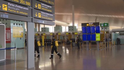 Video herunterladen: UME realiza desinfección en el Aeropuerto de El Prat