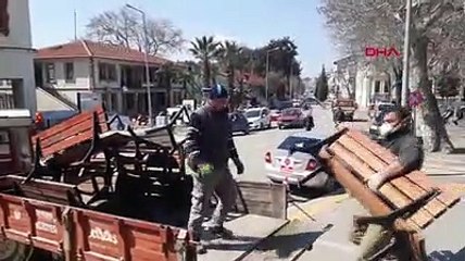 Bayramiç'te belediye ekipleri bankları topladı