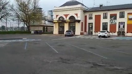 Marmande : le parvis de la gare pratiquement désert à l'heure du dernier train de la journée.