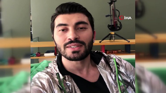 Balkondaki kemancı...Adanalı kemancı evinden çıkmayan komşularına balkondan konser verdi