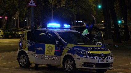 Vecinos de Sevilla se enfrentan al COVID-19 al ritmo de la música