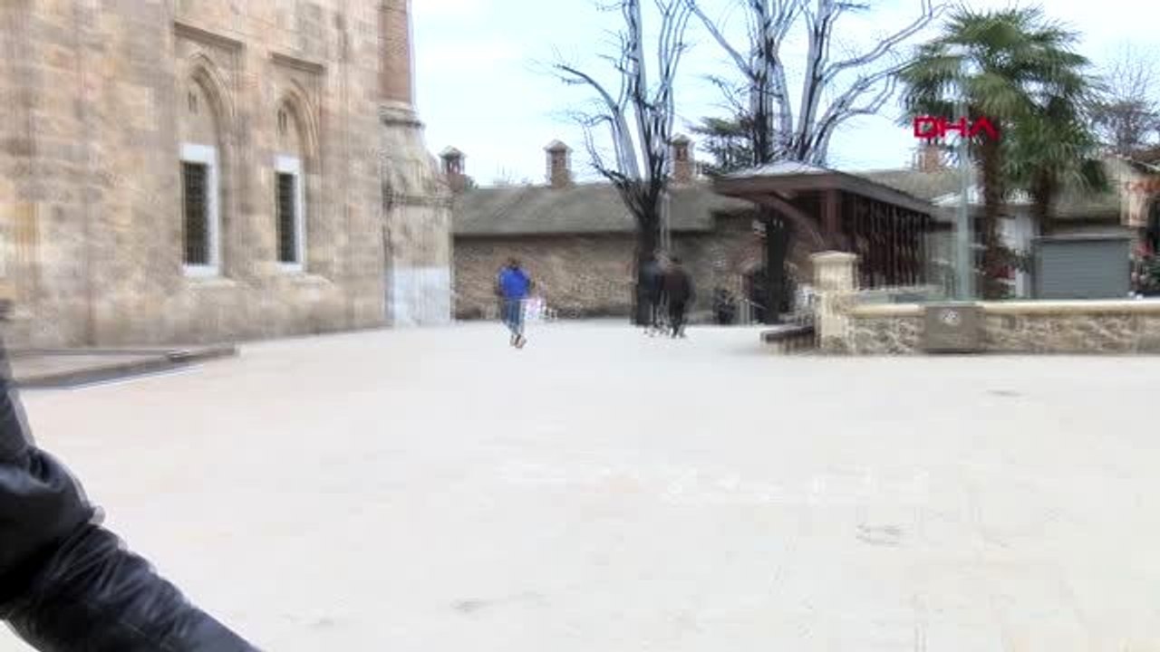 BURSA Tarihi Ulu Cami, cuma namazı vaktinde kapatıldı